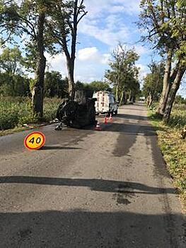 В Гурьевском районе Audi врезался в два придорожных дерева и перевернулся