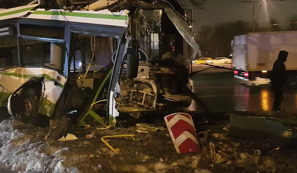  После этого автобус отбросило на столб