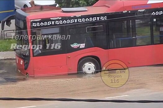 В центре Казани автобус провалился в дорожную яму