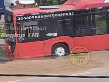 В центре Казани автобус провалился в дорожную яму