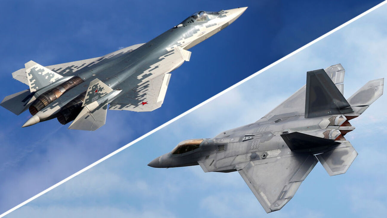 Какой истребитель самый. Су-57 vs f-22 Раптор. F 22 Raptor vs Су 57. F22 Raptor и f35. Ф22 Раптор против Су 57.