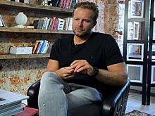 Режиссер «Текста» снял бы скандальную сцену с Асмус, даже если бы знал о будущем разводе