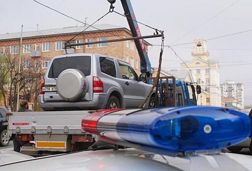 Срочно убирайте машины. Эвакуаторы массово «пакуют» автомобили возле подъездов во Владивостоке
