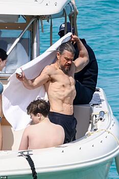 Изменившийся до неузнаваемости Мэтт Деймон продемонстрировал фигуру на яхте — поклонники в восторге