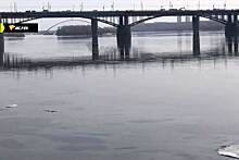 Маслянистой пленкой покрылась река Обь в районе набережной в Новосибирске