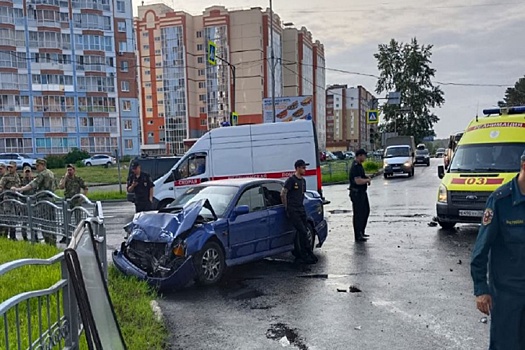 Легковое авто в Северске врезалось в автобус с пассажирами