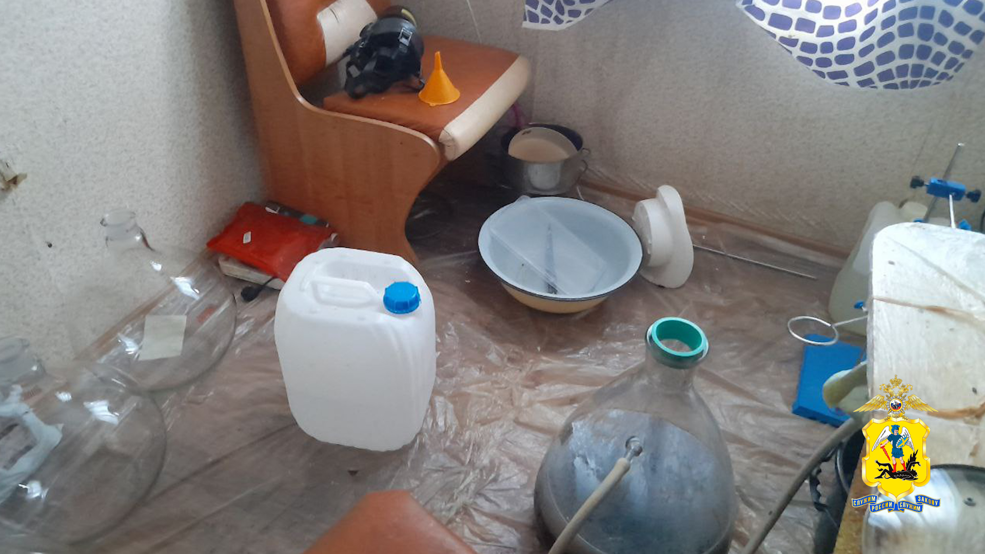 Архангельские полицейские обнаружили нарколабораторию в квартире дома на острове Кего