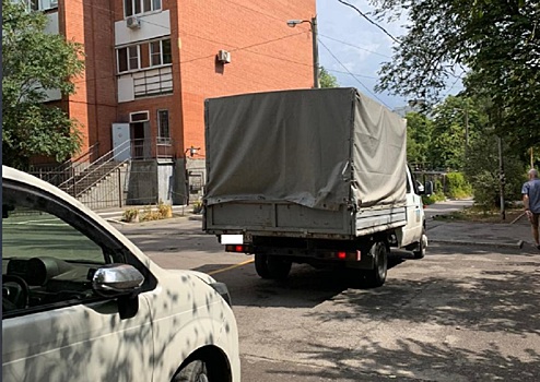 Жителей пр. Королева в Ростове возмущают автомобили, курсирующие по пешеходной аллее