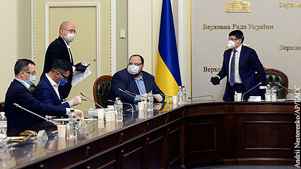 Украинцам затягивают на шее долговую петлю