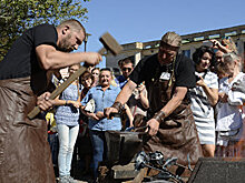 В Донецке злые сердца умягчают добрым металлом