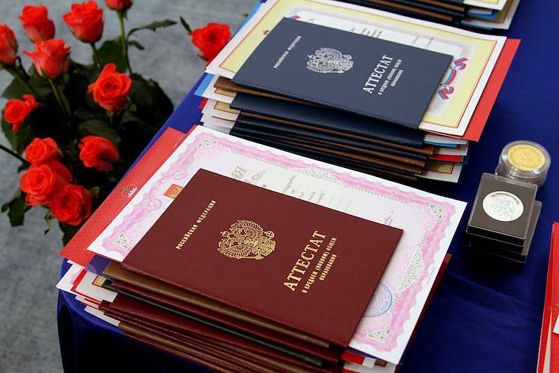 Школьники в приграничном с Россией регионе носили выпускные ленты с надписью «Выжившие».