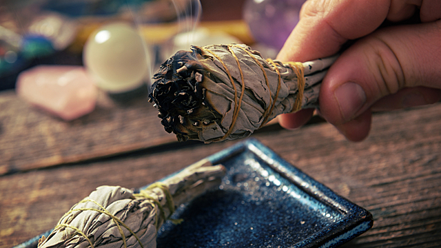 Почему время между 00:03 и 04:00 часами называют колдовским часом