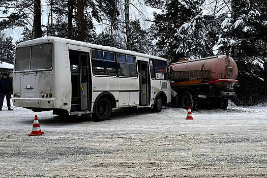 Пассажирский автобус лоб в лоб столкнулся с грузовиком под Красноярском