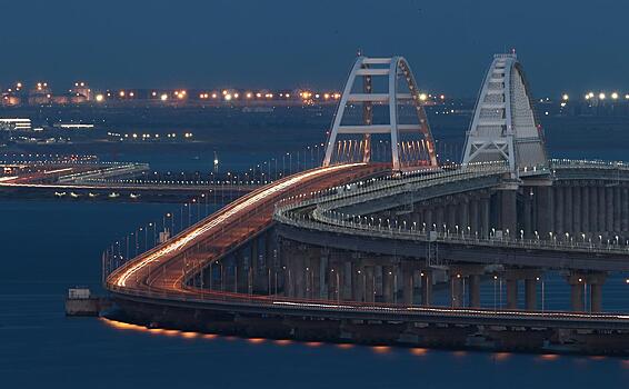 По Крымскому мосту перекрыли движение транспорта