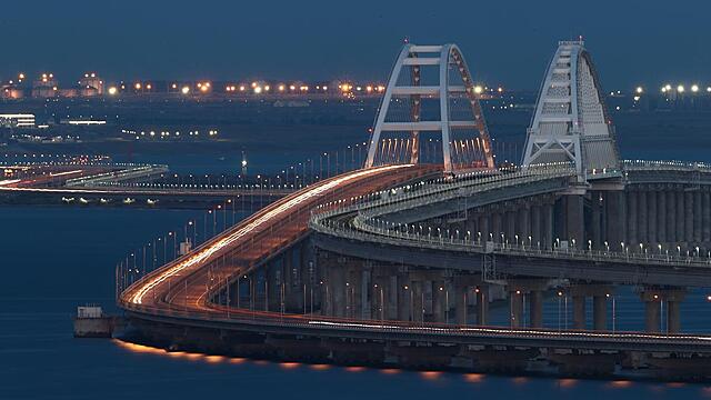 На Крымском мосту приостанавливали движение автомобилей