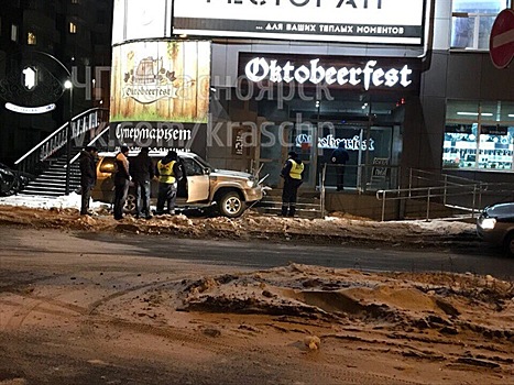 Несовершеннолетний водитель Toyota врезался в крыльцо магазина во время погони в Красноярске