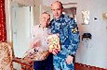 Сотрудники СИЗО-2 УФСИН России по Псковской области поздравили ветерана УИС с 90-летним юбилеем