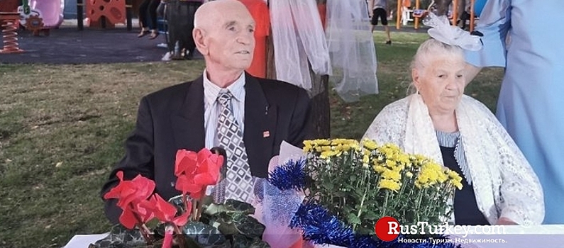 Турецкая пара сыграла свадьбу спустя 60 лет брака