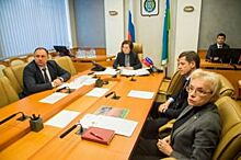 Губернатор Югры и представитель Президента приняли просьбы граждан