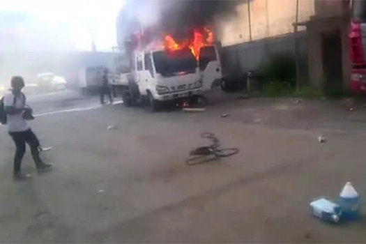 Бунтовщики в Венесуэле сожгли грузовики и возвели баррикады