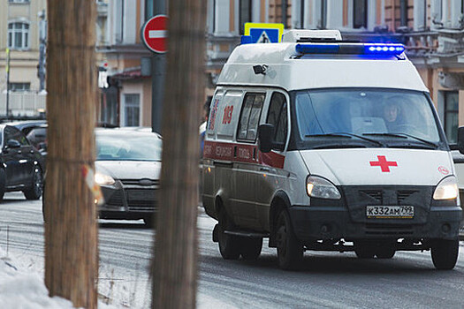 Скорая помощь опрокинулась в результате ДТП на востоке Москвы
