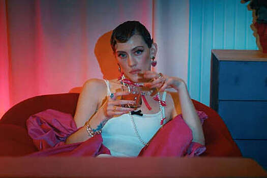 Актриса Ауг заявила, что Тилль Линдеманн вел себя по-джентльменски на съемках