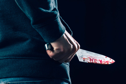 В Новосибирске недовольный обслуживанием покупатель пырнул кассира ножом