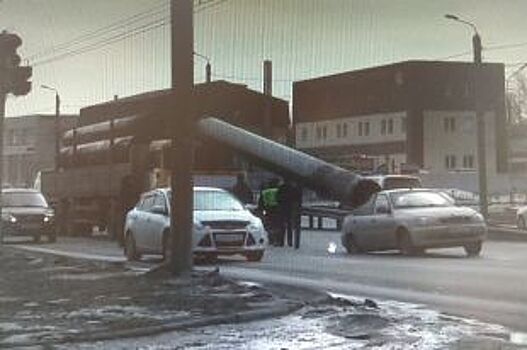 На дороге в Челябинске труба придавила легковушку, выпав из КамАЗа