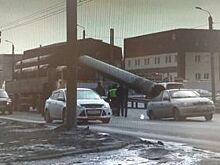 На дороге в Челябинске труба придавила легковушку, выпав из КамАЗа