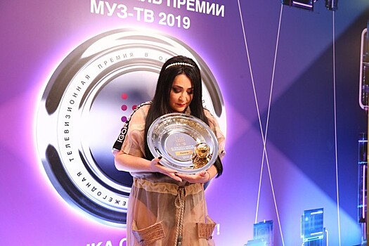 Фотограф Пугачёвой показал фото молодой Лолиты с мужской стрижкой