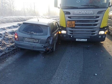 Грузовик прижал «Мазду» на «Тёщином языке»: Троллейная парализована третий час