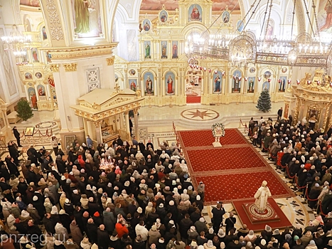 Рождественское богослужение прошло в Спасском кафедральном соборе Пензы