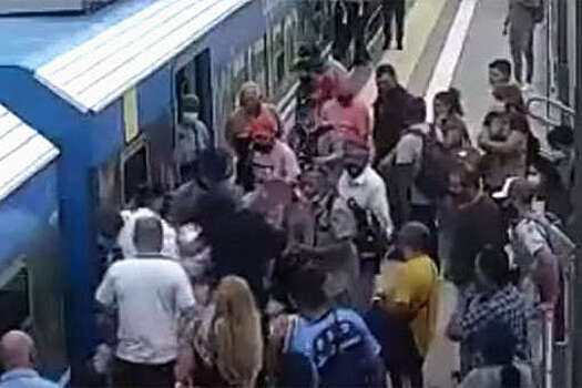 Жительница Аргентины упала под движущийся поезд и чудом выжила
