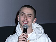 Тимоти Шаламе пришел на мероприятие в розовой одежде