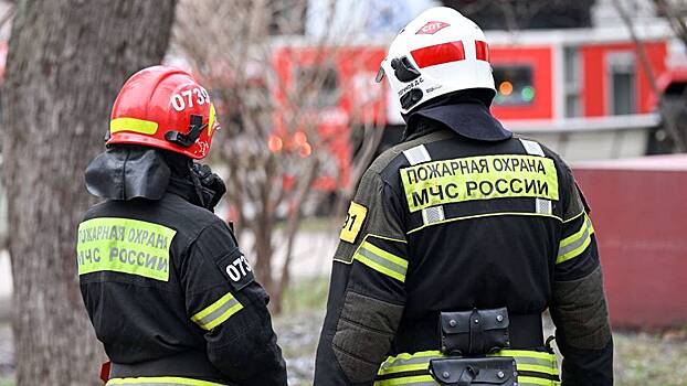 Здание загорелось на севере Москвы