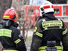 Здание загорелось на севере Москвы