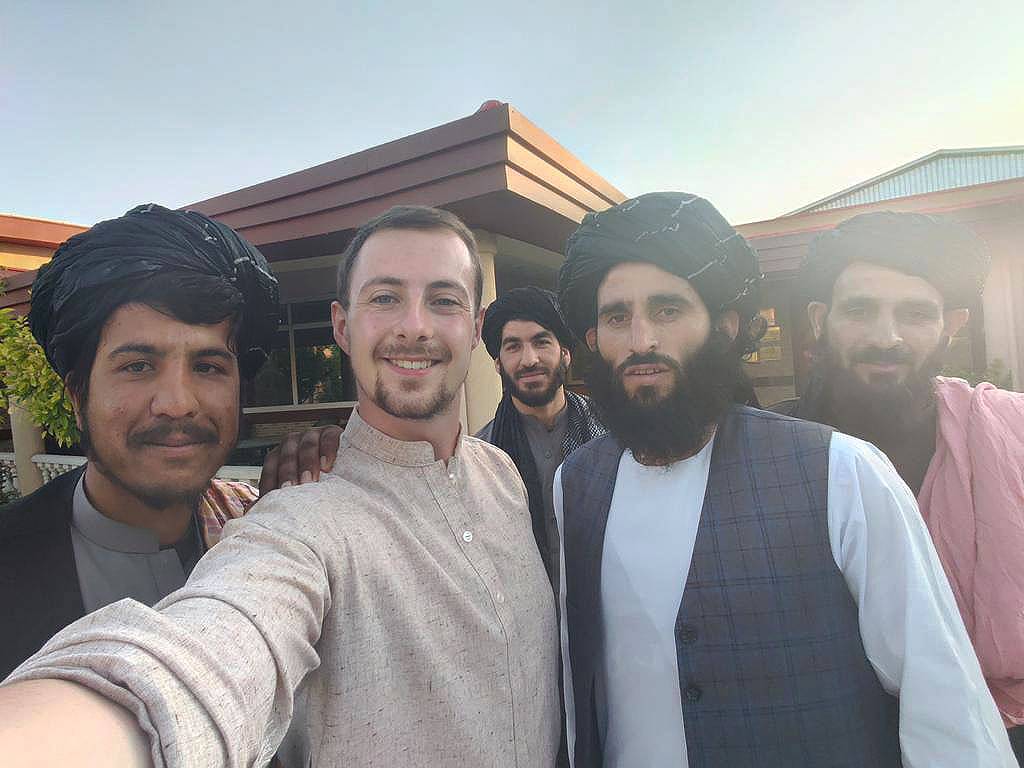 Звезда интернета попал в плен к «Талибану» и удивил всех. Он отлично провел время и назвал террористов братьями