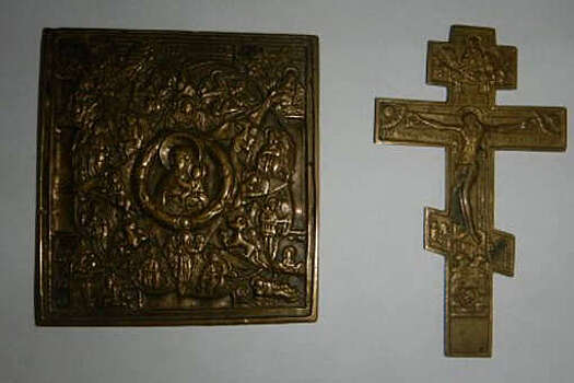 В Новосибирске таможенники не дали мужчине вывезти из РФ старинные икону и крест