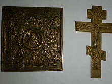 В Новосибирске таможенники не дали мужчине вывезти из РФ старинные икону и крест