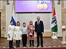 Губернатор Травников вручил более 70 государственных и региональных наград