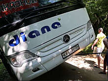 В Абхазии автобус с 50 туристами завис над пропастью