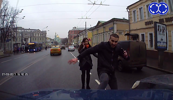 Водитель в Москве разбил автомобиль своего обидчика голыми руками