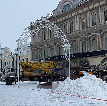 На Баумана начали готовиться к Новому году. Арки пошли первыми