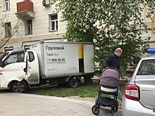 Покатившийся без водителя фургон повредил два автомобиля в ВАО