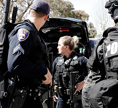 Полиция США начала отлавливать митингующих с помощью данных из приложений навигаторов и кофеен