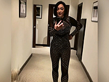 Лолита вновь показалась в прозрачном комбинезоне