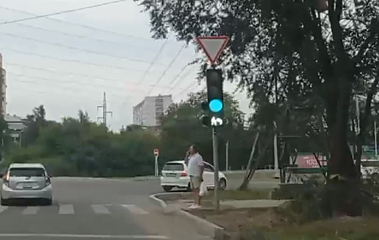В Благовещенске появился светофор с белым сигналом