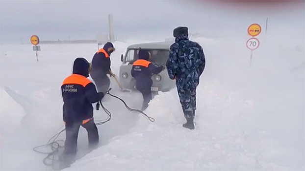 Алтайский край замело: спасатели помогают застрявшим в снегу водителям