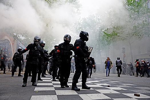 В ходе уличных столкновений в Париже пострадали 12 полицейских