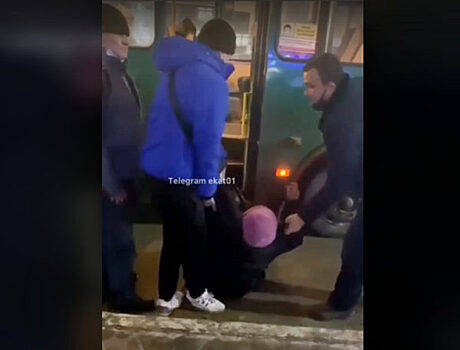 Директор перевозчика объяснил, почему старушку выкинули из автобуса
